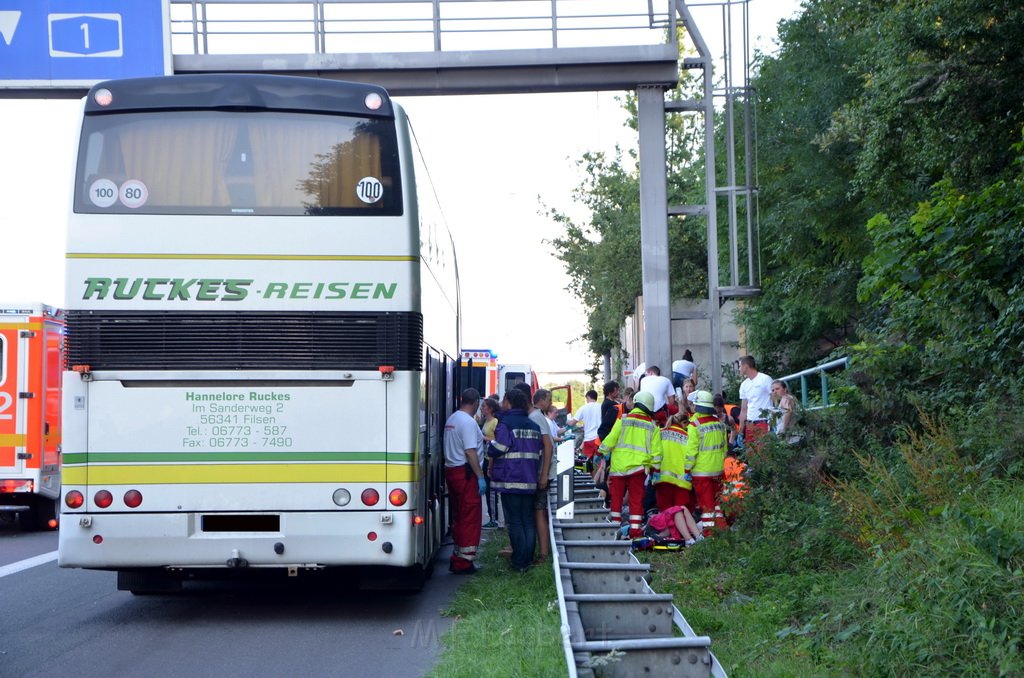 Einsatz BF Koeln Klimaanlage Reisebus defekt A 3 Rich Koeln hoehe Leverkusen P008.JPG